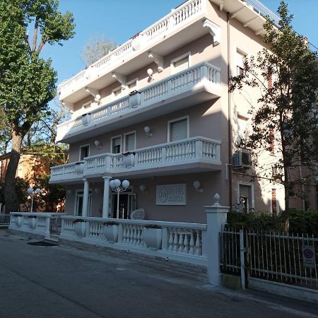 Hotel Amica Римини Екстериор снимка